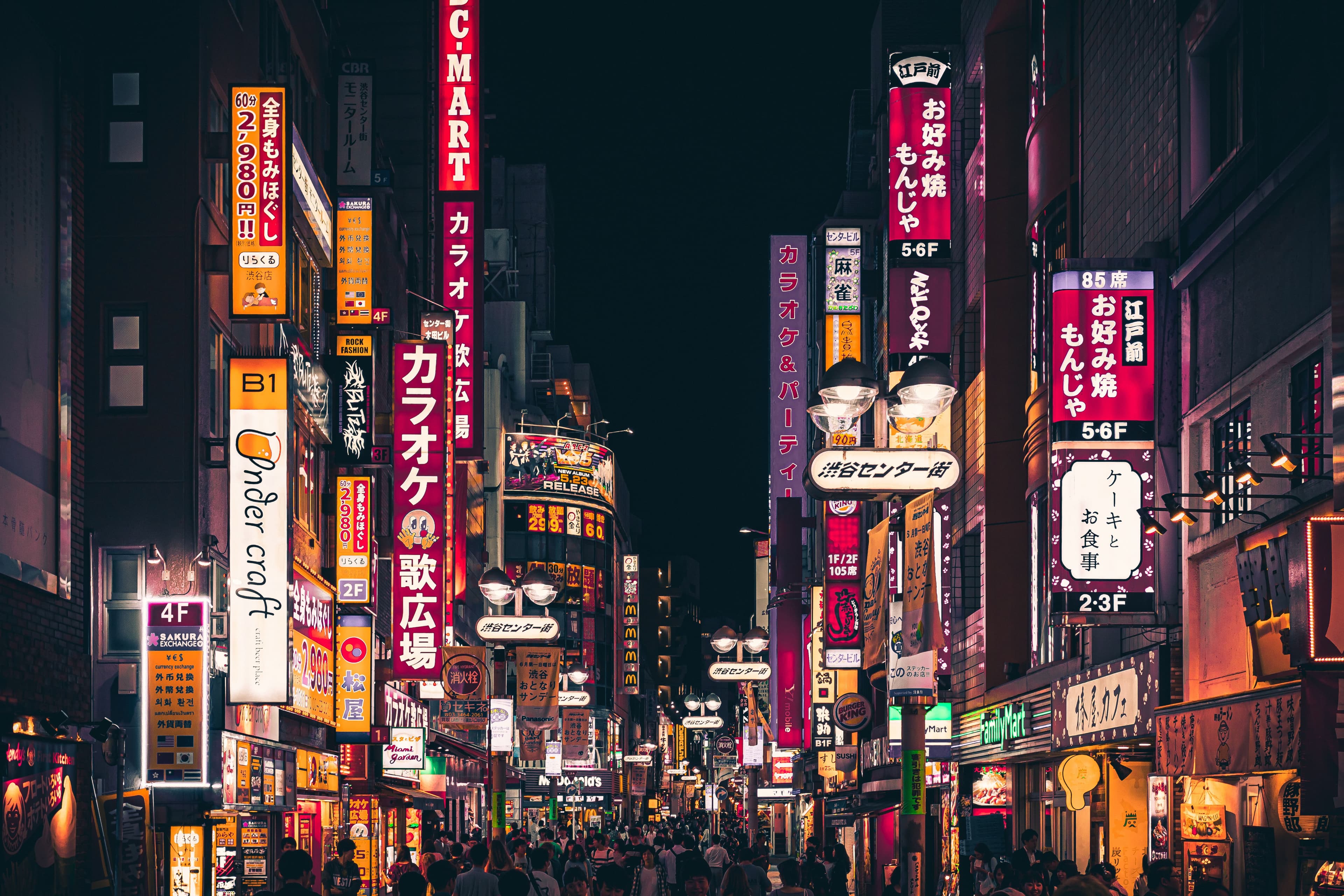 Travelers enjoying a Gozuru experience together